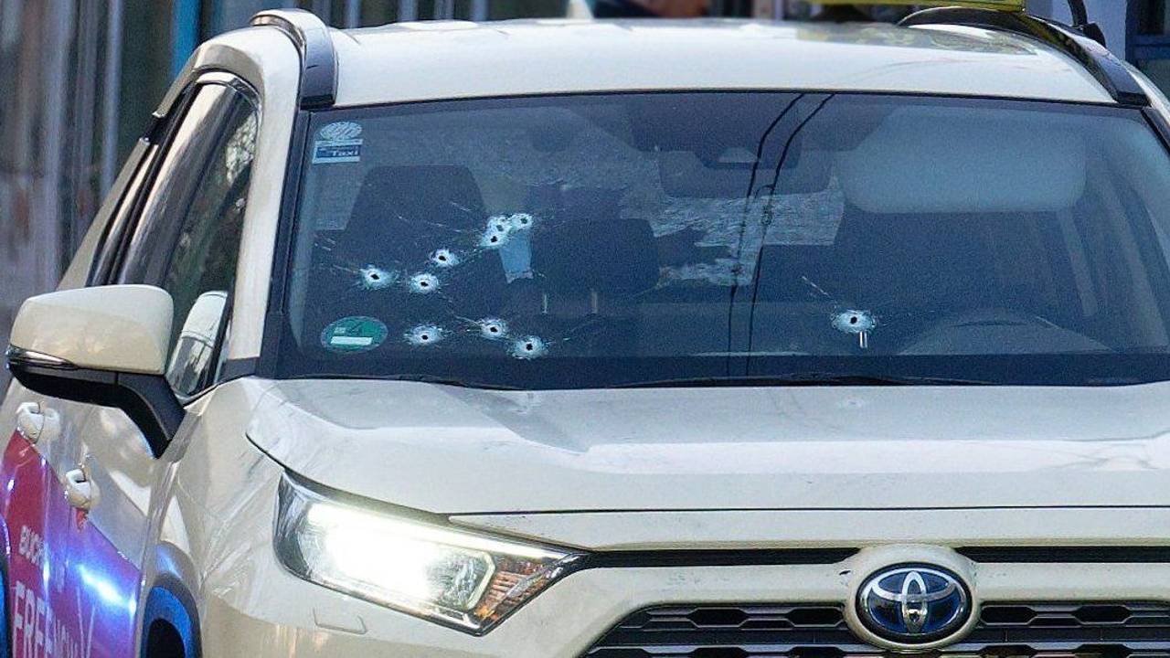 Ein Taxi mit Schusslöchern in der Frontscheibe steht auf der Straße in Düsseldorf.