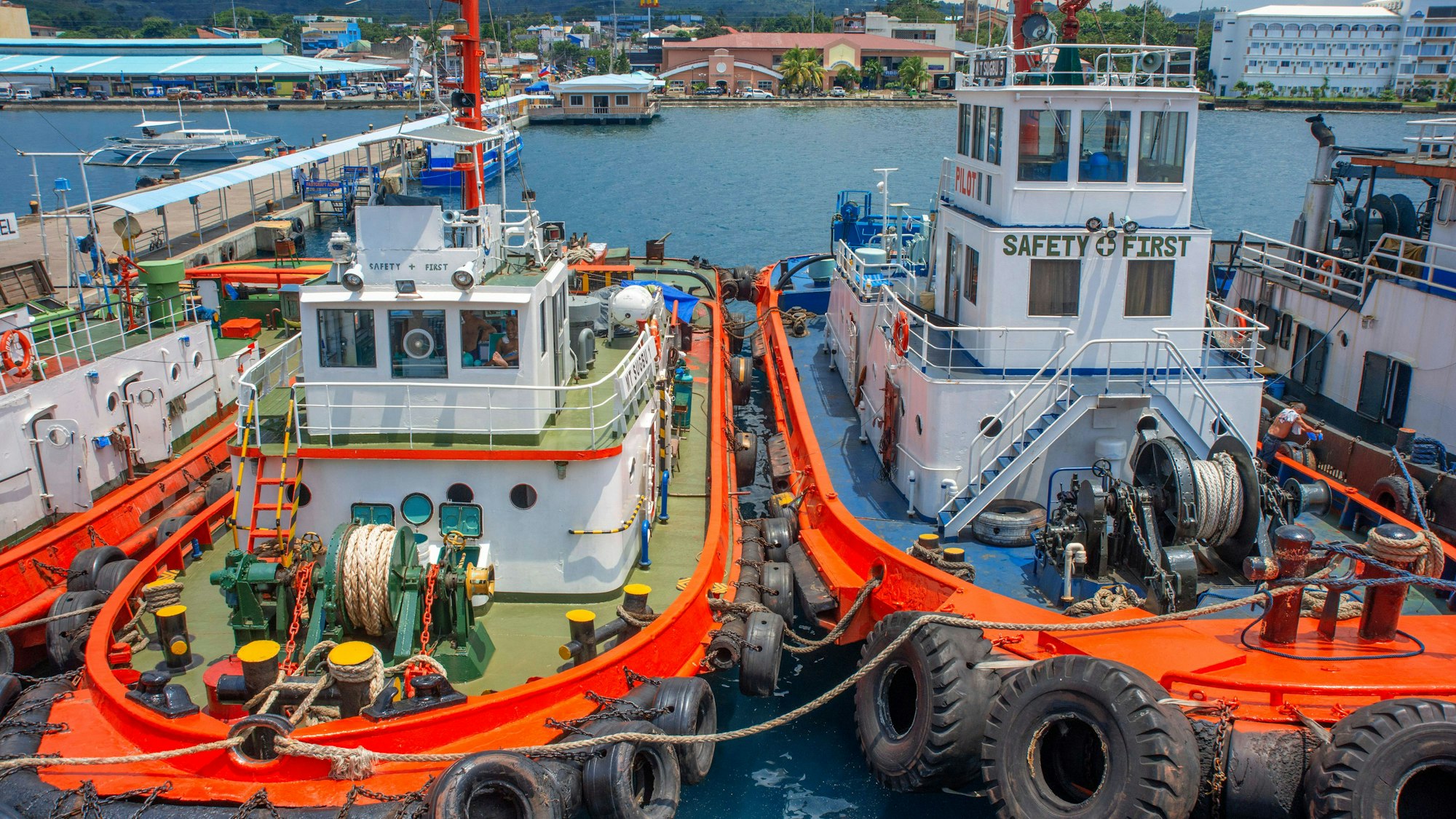 Zwei Schlepper in einem Hafen