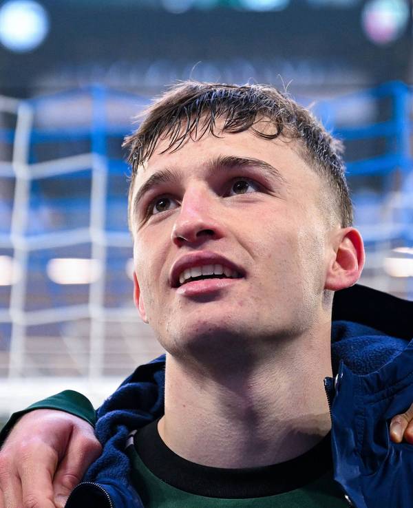 Vitalie Becker neben seinen Teamkollegen von Schalke 04 vor der Fankurve.