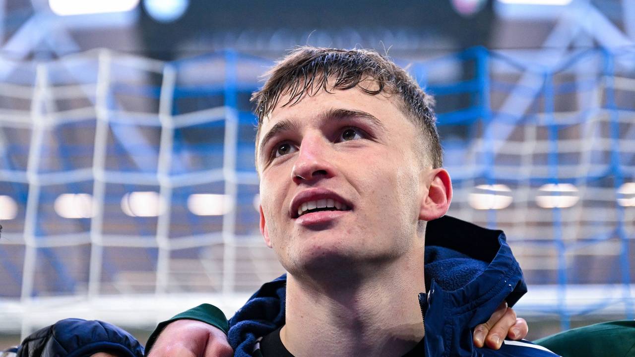 Vitalie Becker neben seinen Teamkollegen von Schalke 04 vor der Fankurve.