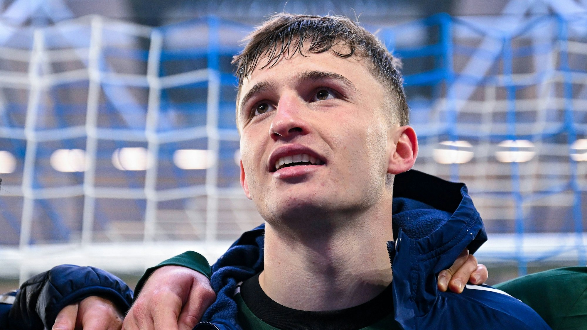 Vitalie Becker blickt nach einem Schalke-Spiel ins Publikum.