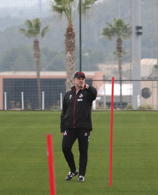 Lukas Kwasniok auf dem Platz in La Nucia beim Trainingslager des 1. FC Köln.