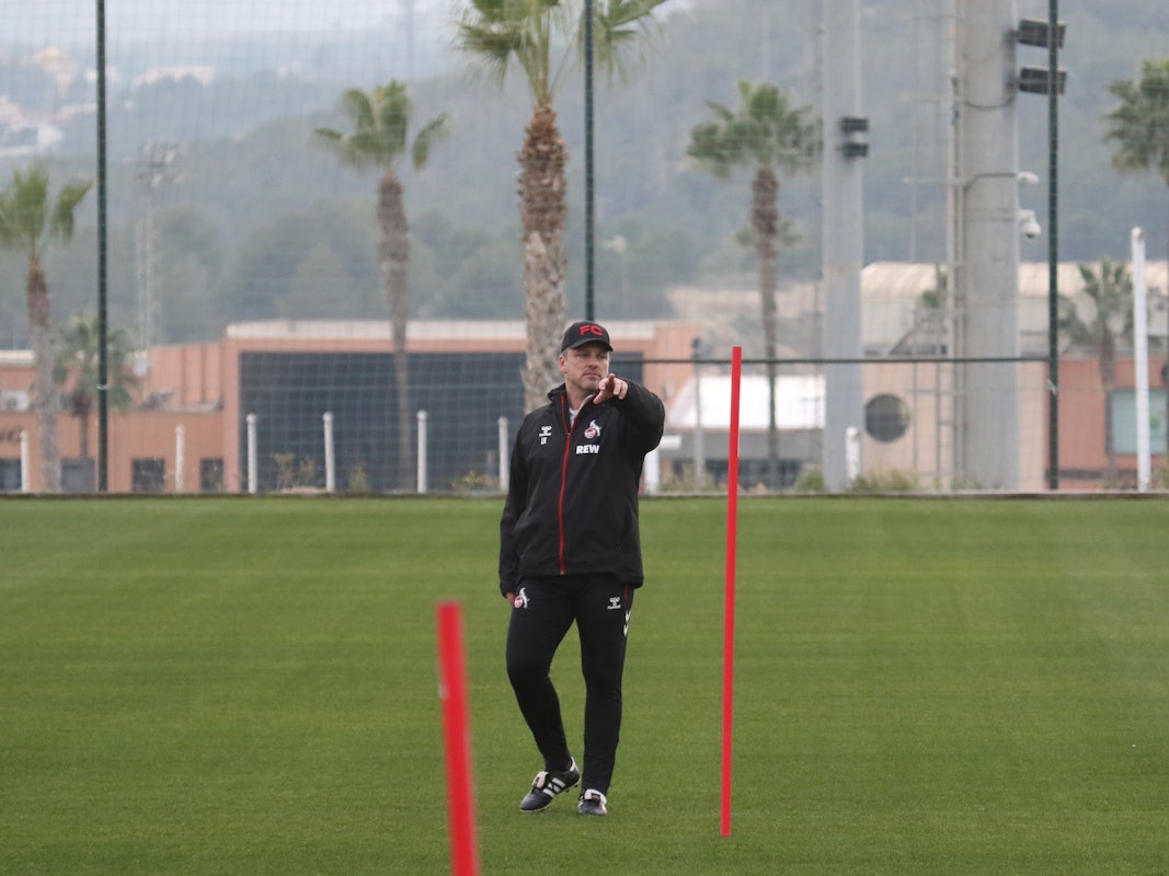 Lukas Kwasniok auf dem Platz in La Nucia beim Trainingslager des 1. FC Köln.