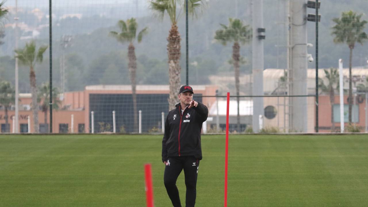 Lukas Kwasniok auf dem Platz in La Nucia beim Trainingslager des 1. FC Köln.