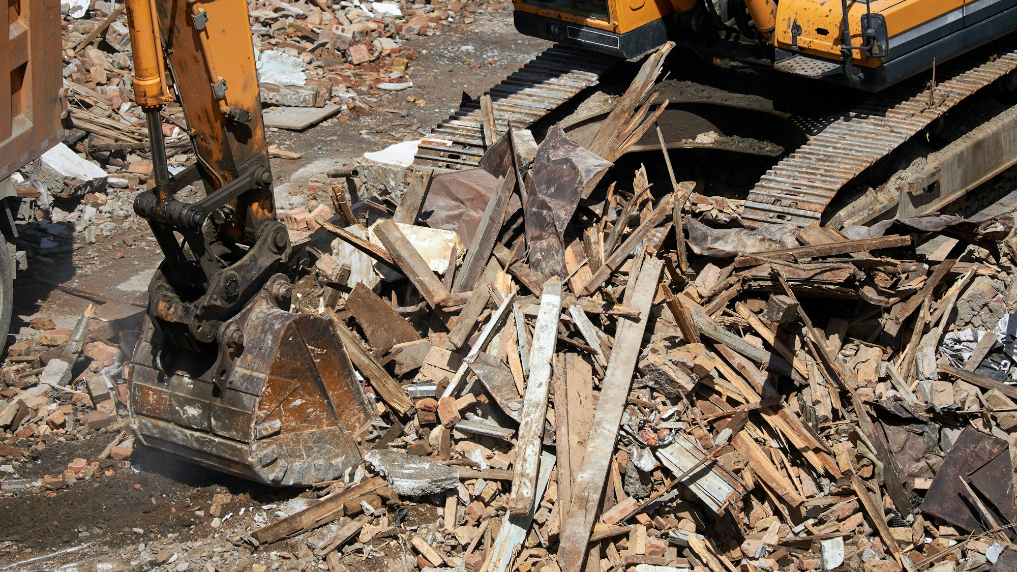 Bagger bei der Arbeit auf einer Abrissbaustelle