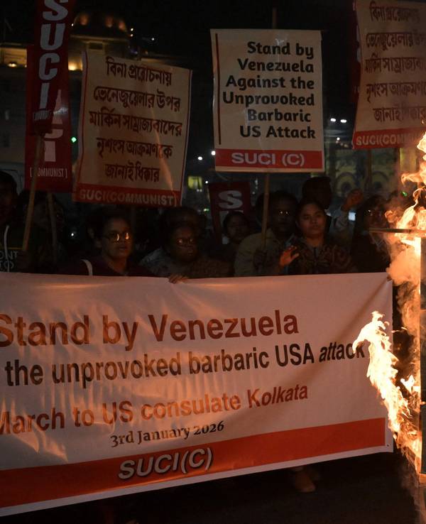 Aktivisten in Indien zeigen sich solidarisch mit Venezuelas Regime und verbrennen während einer Kundgebung in Kalkutta eine Puppe von US-Präsident Donald Trump, um gegen den jüngsten Angriff der USA zu protestieren.