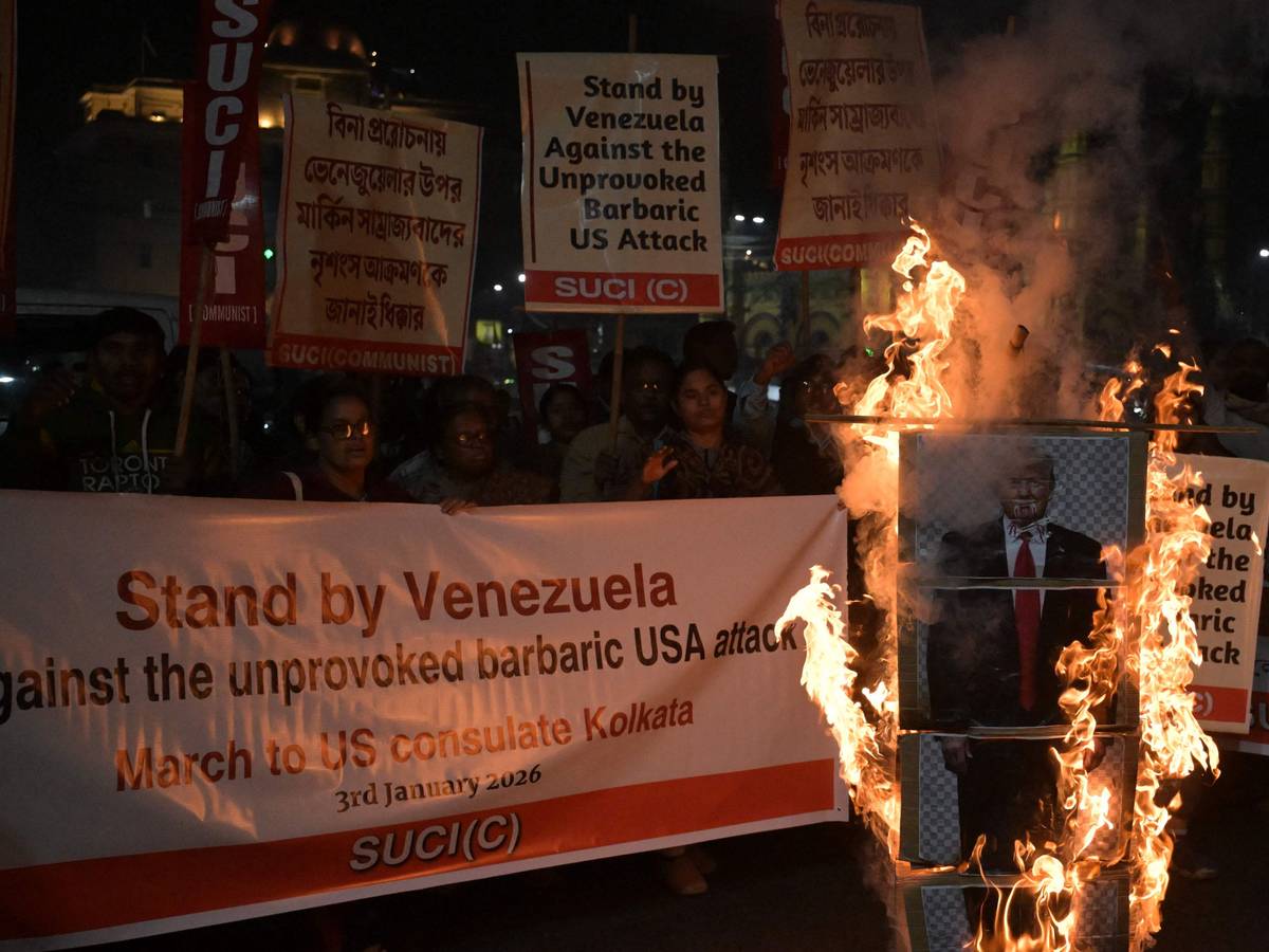 Aktivisten in Indien zeigen sich solidarisch mit Venezuelas Regime und verbrennen während einer Kundgebung in Kalkutta eine Puppe von US-Präsident Donald Trump, um gegen den jüngsten Angriff der USA zu protestieren.