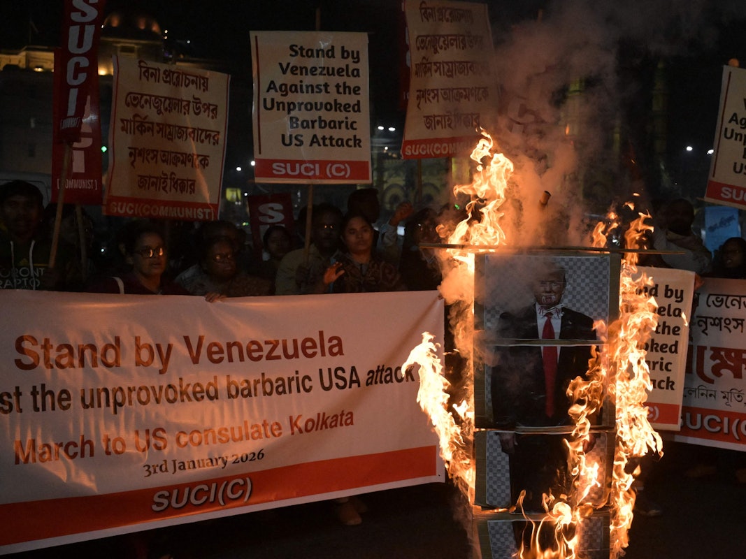 Aktivisten in Indien zeigen sich solidarisch mit Venezuelas Regime und verbrennen während einer Kundgebung in Kalkutta eine Puppe von US-Präsident Donald Trump, um gegen den jüngsten Angriff der USA zu protestieren.