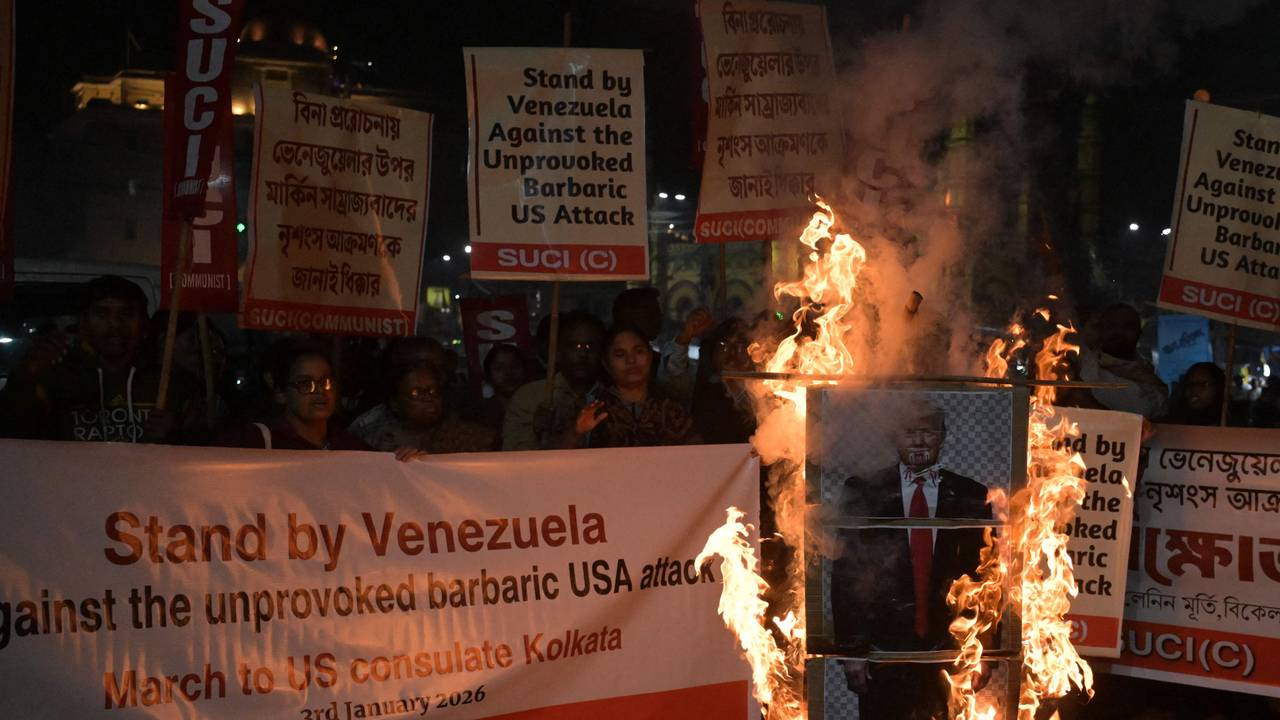 Aktivisten in Indien zeigen sich solidarisch mit Venezuelas Regime und verbrennen während einer Kundgebung in Kalkutta eine Puppe von US-Präsident Donald Trump, um gegen den jüngsten Angriff der USA zu protestieren.