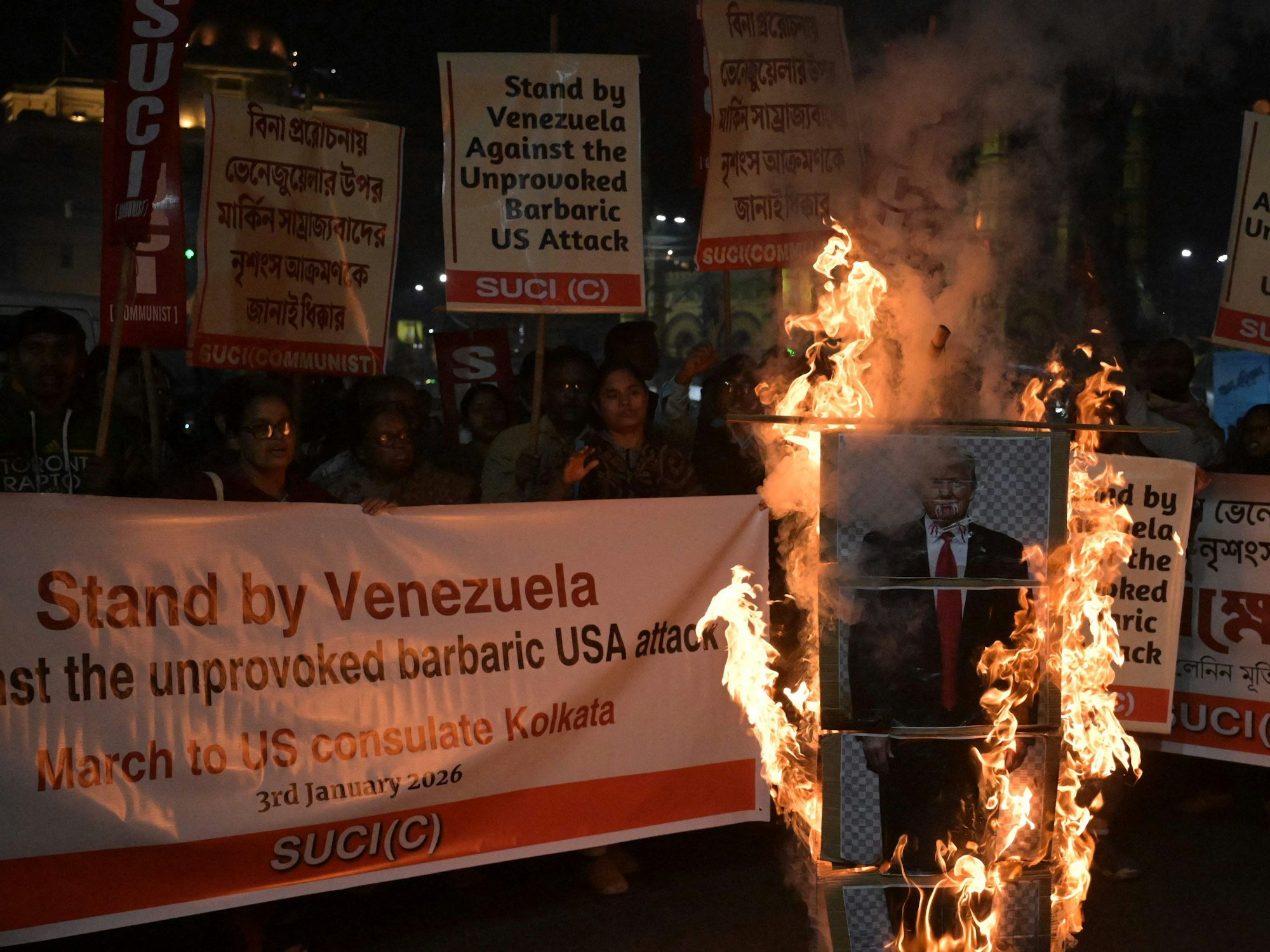 Aktivisten in Indien zeigen sich solidarisch mit Venezuelas Regime und verbrennen während einer Kundgebung in Kalkutta eine Puppe von US-Präsident Donald Trump, um gegen den jüngsten Angriff der USA zu protestieren.