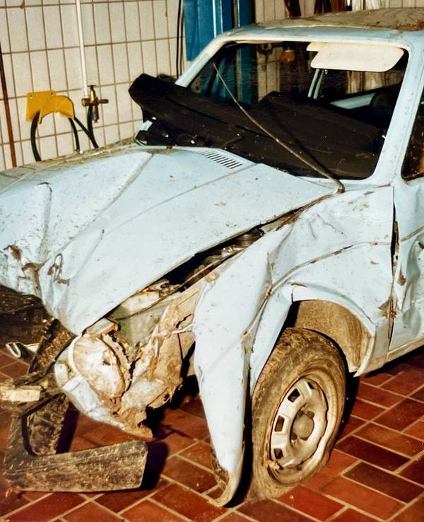 Dieses von der Polizei Hagen zur Verfügung gestellte Foto zeigt das beschädigte Fahrzeug des Opfers im Yogtze-Fall. Nach mehr als 40 Jahren ist der berühmte Fall um den Tod von Günter S. aufgeklärt.