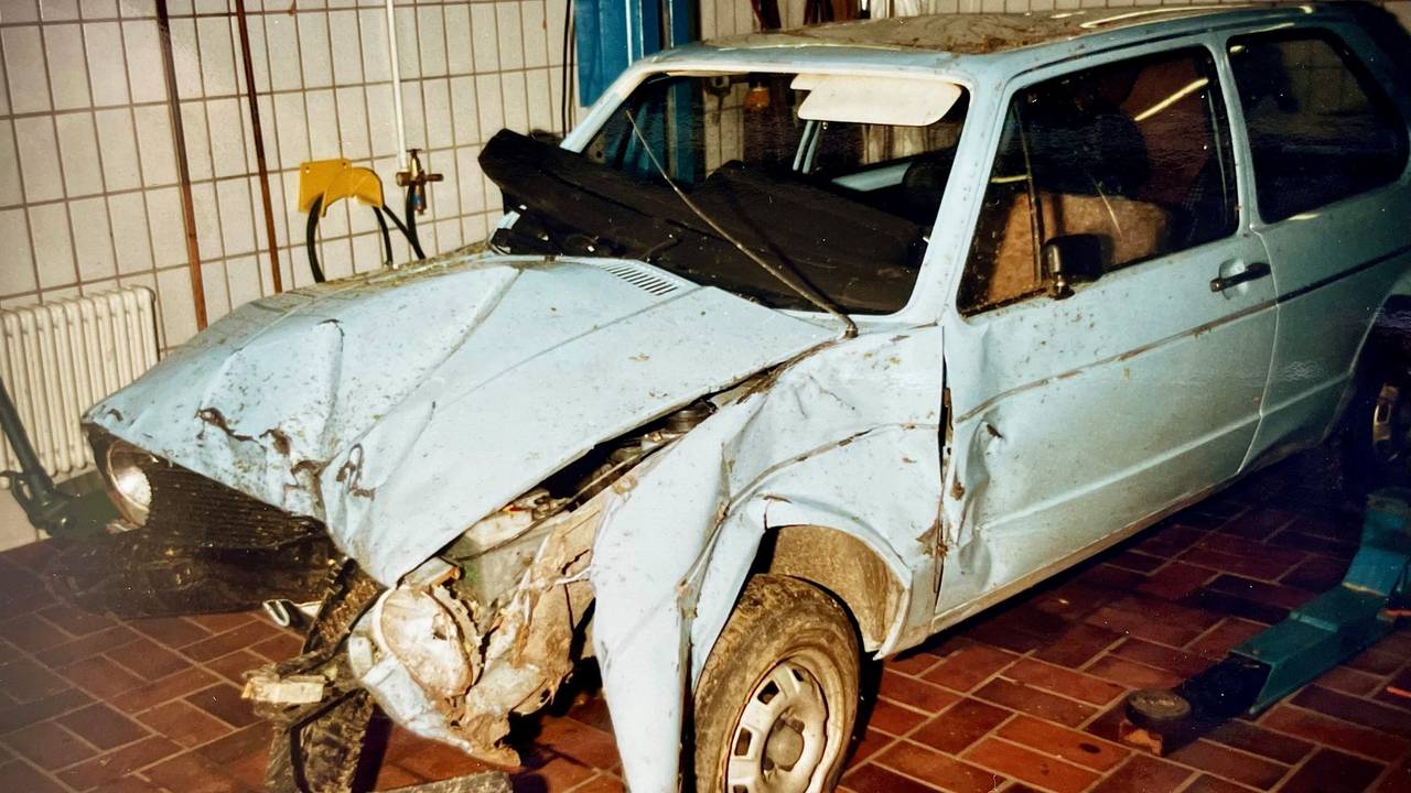 Dieses von der Polizei Hagen zur Verfügung gestellte Foto zeigt das beschädigte Fahrzeug des Opfers im Yogtze-Fall. Nach mehr als 40 Jahren ist der berühmte Fall um den Tod von Günter S. aufgeklärt.