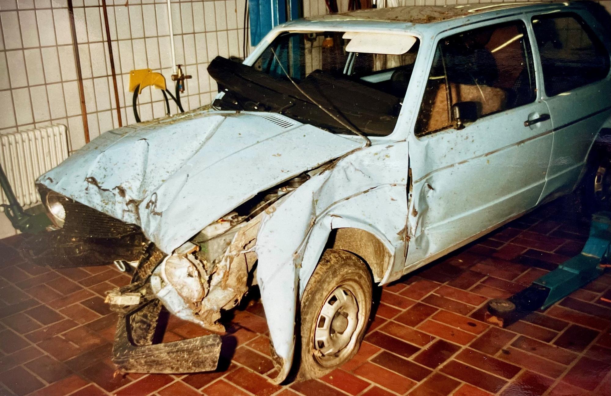 Dieses von der Polizei Hagen zur Verfügung gestellte Foto zeigt das beschädigte Fahrzeug des Opfers im Yogtze-Fall. Nach mehr als 40 Jahren ist der berühmte Fall um den Tod von Günter S. aufgeklärt.