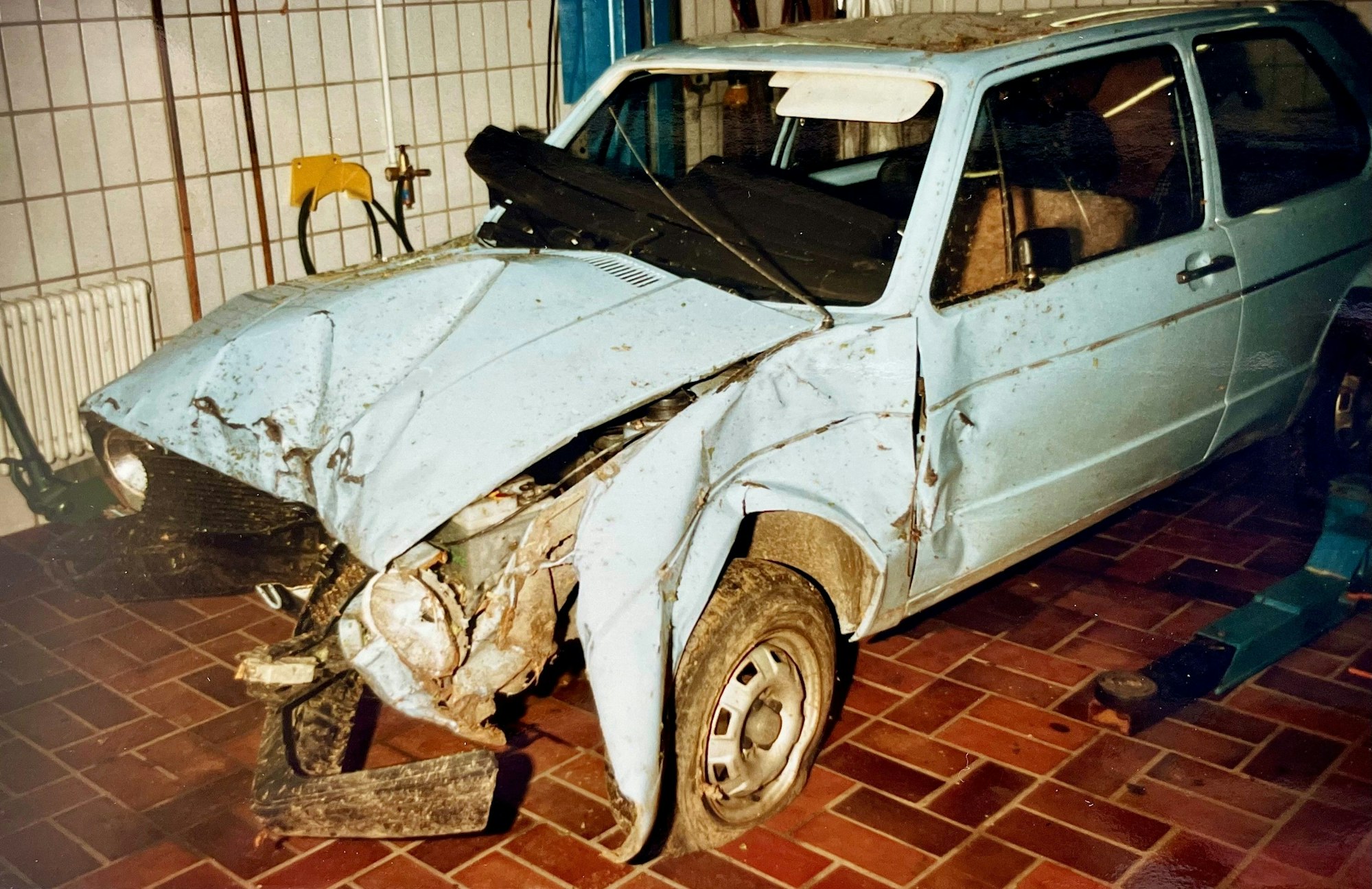 Dieses von der Polizei Hagen zur Verfügung gestellte Foto zeigt das beschädigte Fahrzeug des Opfers im Yogtze-Fall. Nach mehr als 40 Jahren ist der berühmte Fall um den Tod von Günter S. aufgeklärt.