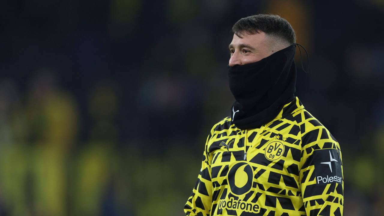 Salih Özcan steht vermummt auf dem Platz.