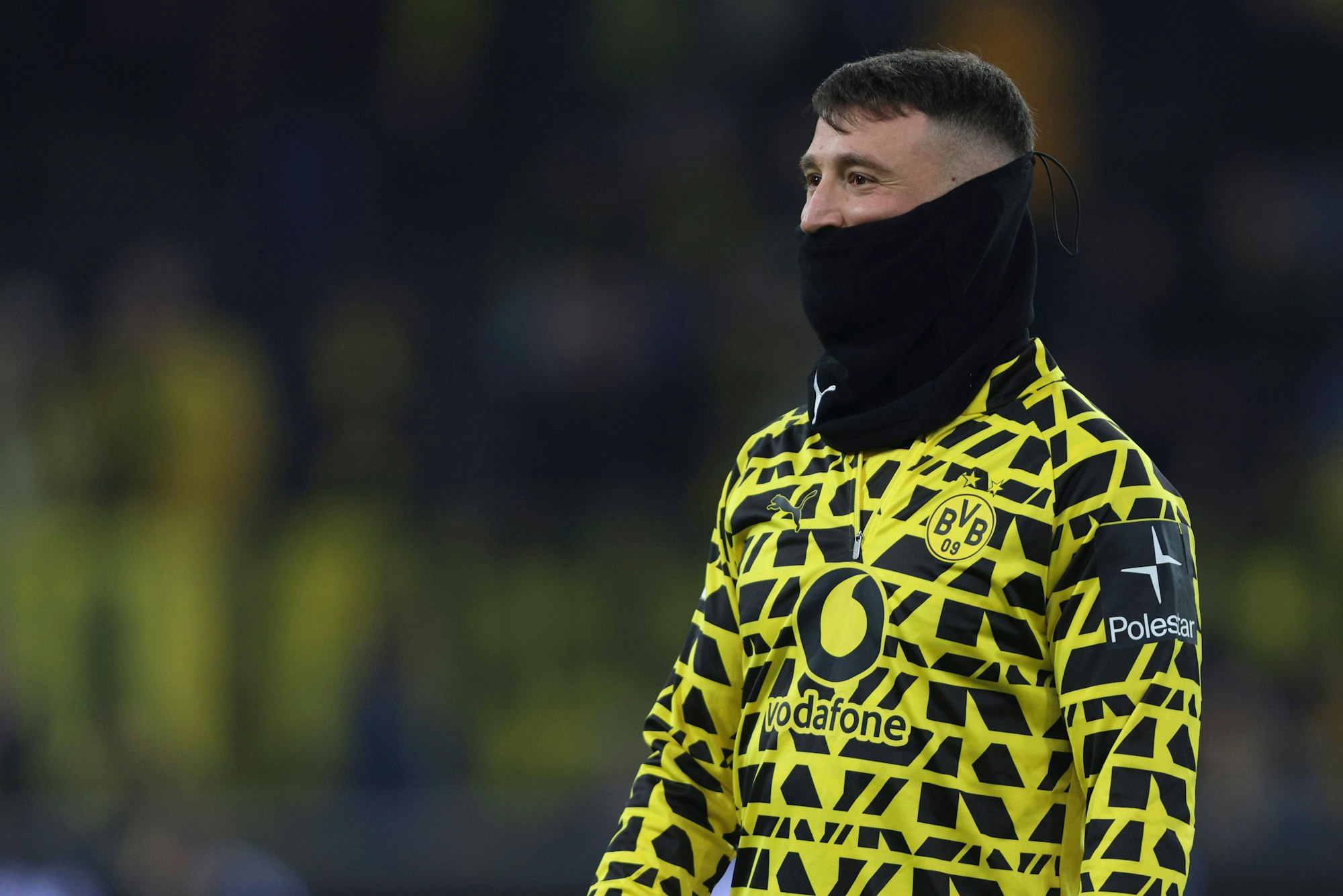 Salih Özcan steht vermummt auf dem Platz.