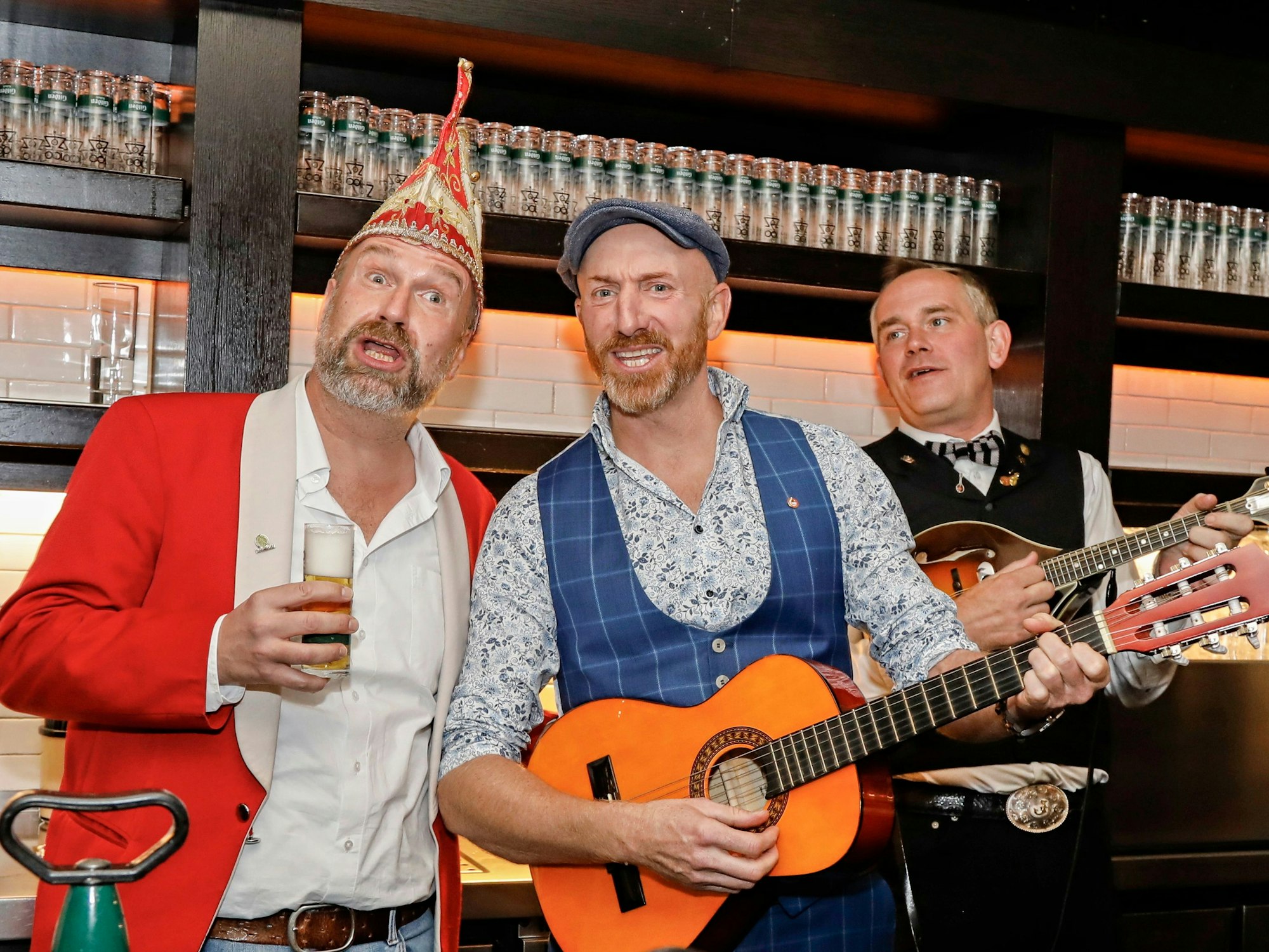 Volker Weininger, Martin Schopps und JP Weber stehen hinter einer Theke.