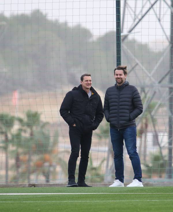 Ulf Sobek und Thomas Kessler unterhalten sich am Spielfeldrand.