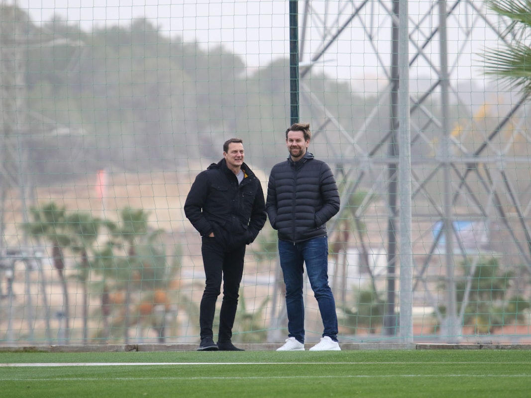Ulf Sobek und Thomas Kessler sprechen am Trainingsplatz.