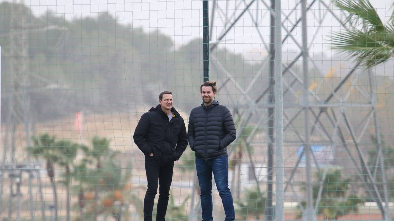 Ulf Sobek und Thomas Kessler unterhalten sich am Spielfeldrand.