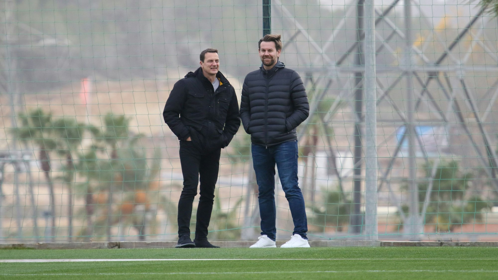 Ulf Sobek und Thomas Kessler sprechen am Trainingsplatz.