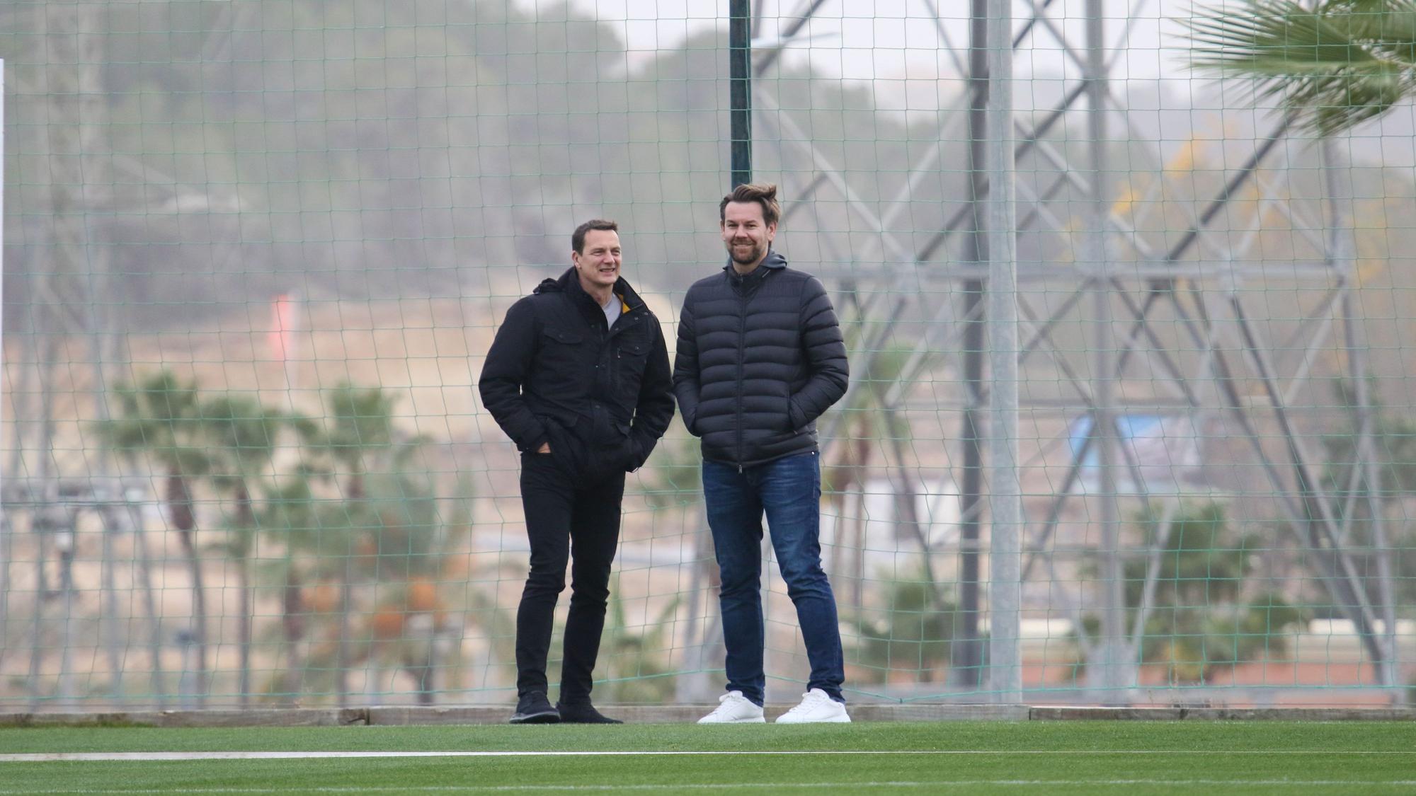 Ulf Sobek und Thomas Kessler unterhalten sich am Spielfeldrand.