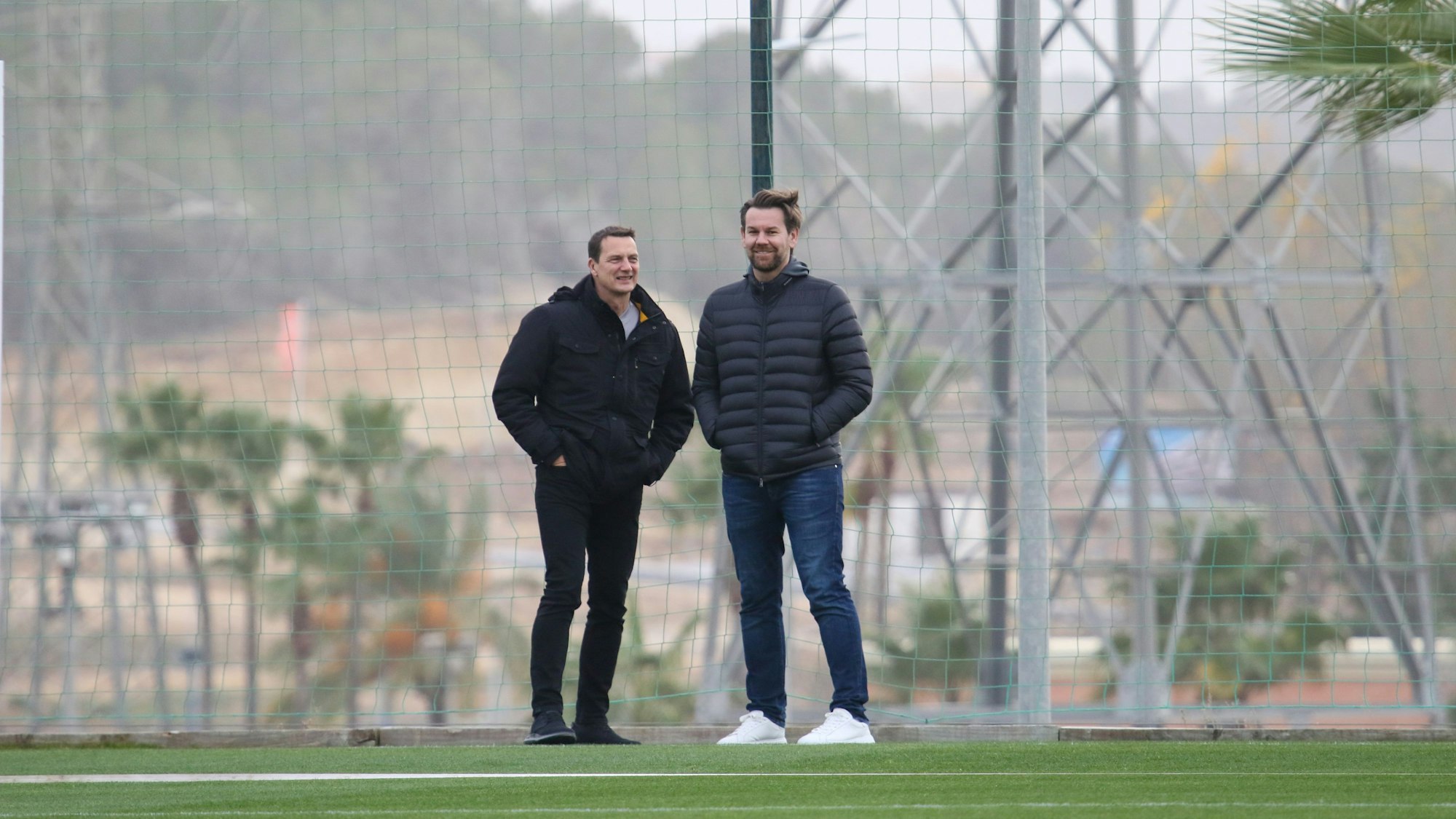 Ulf Sobek und Thomas Kessler unterhalten sich am Spielfeldrand.