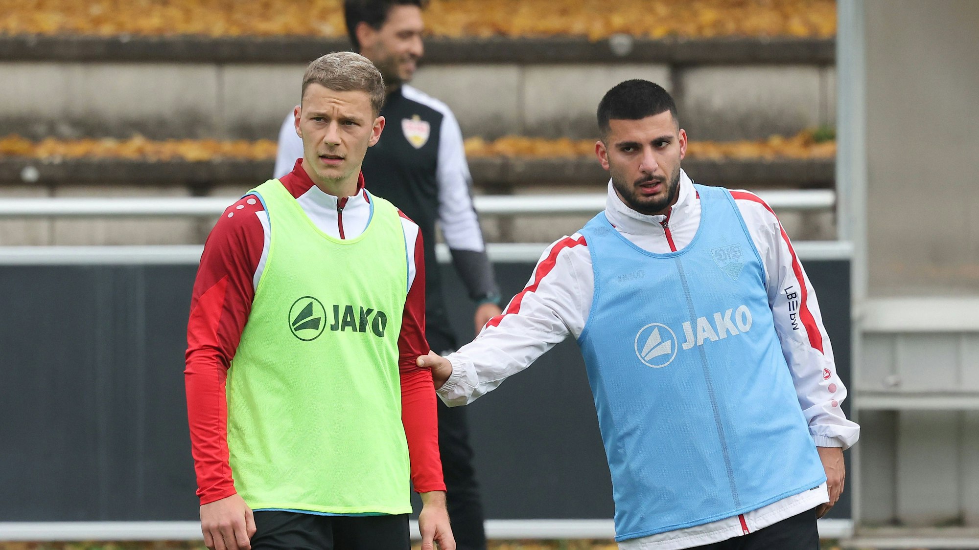 Yannik Keitel steht im Training neben Deniz Undav.
