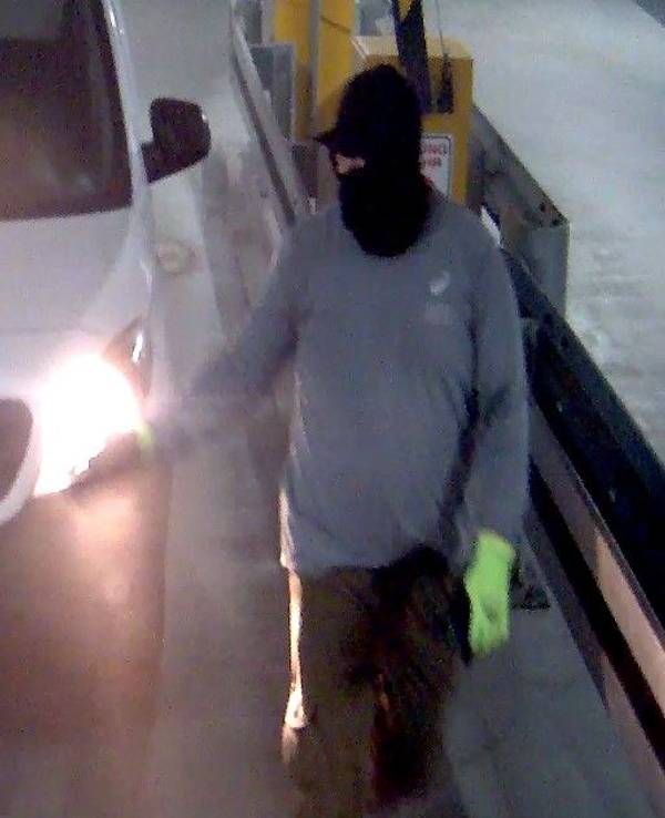 Im Zusammenhang mit dem Überfall auf eine Sparkasse in Gelsenkirchen hat die Polizei Nordrhein-Westfalen Fotos von mehreren Personen veröffentlicht. Dieses Foto zeigt einen der mutmaßlichen Einbrecher in der Tiefgarage.