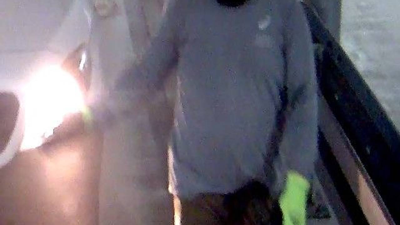 Im Zusammenhang mit dem Überfall auf eine Sparkasse in Gelsenkirchen hat die Polizei Nordrhein-Westfalen Fotos von mehreren Personen veröffentlicht. Dieses Foto zeigt einen der mutmaßlichen Einbrecher in der Tiefgarage.