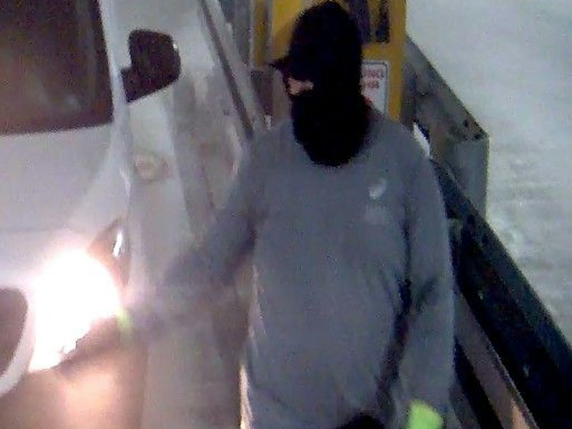 Im Zusammenhang mit dem Überfall auf eine Sparkasse in Gelsenkirchen hat die Polizei Nordrhein-Westfalen Fotos von mehreren Personen veröffentlicht. Dieses Foto zeigt einen der mutmaßlichen Einbrecher in der Tiefgarage.