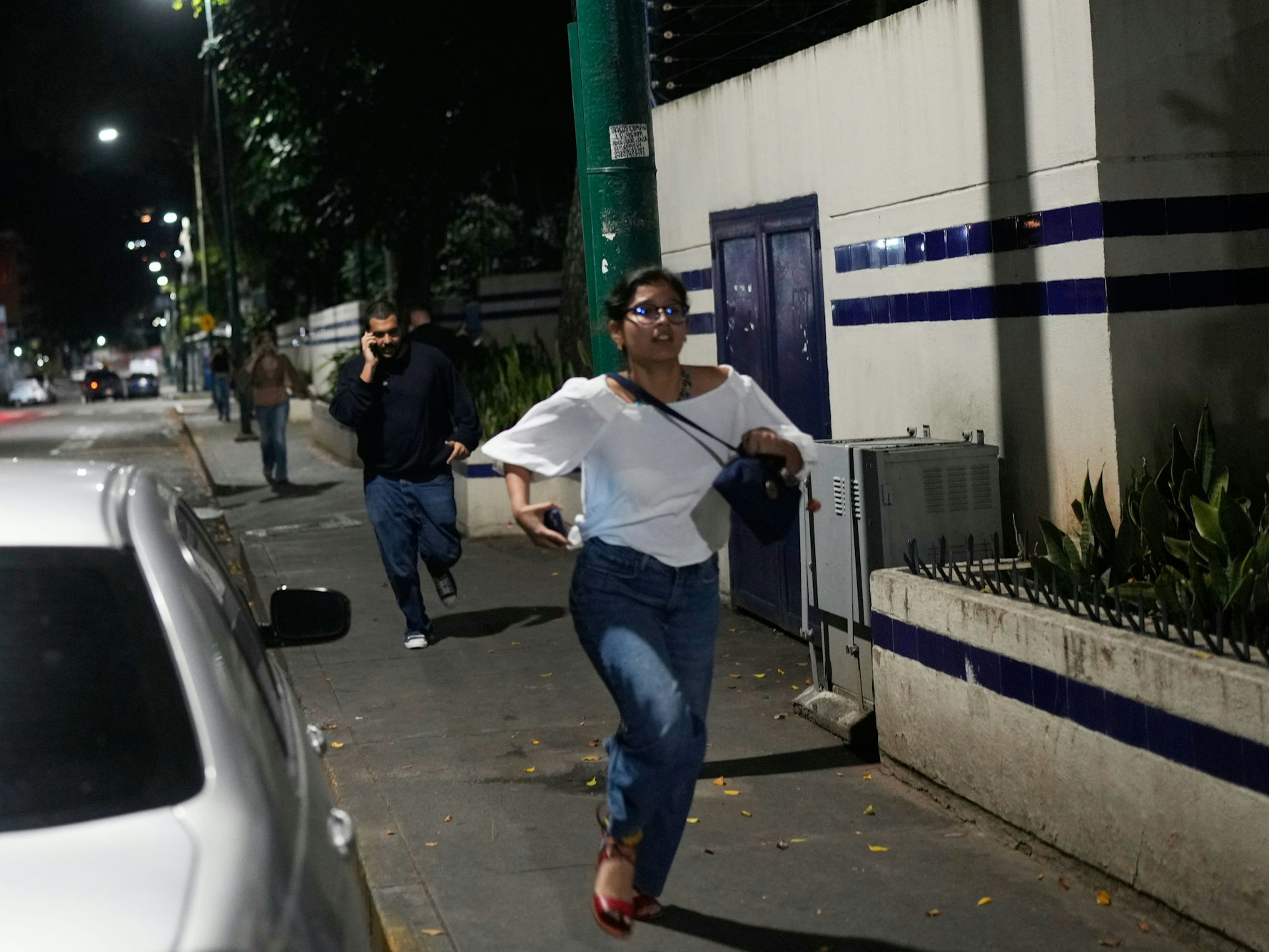 Menschen rannten in Panik durch die Straßen, nachdem Explosionen in Caracas zu hören waren.