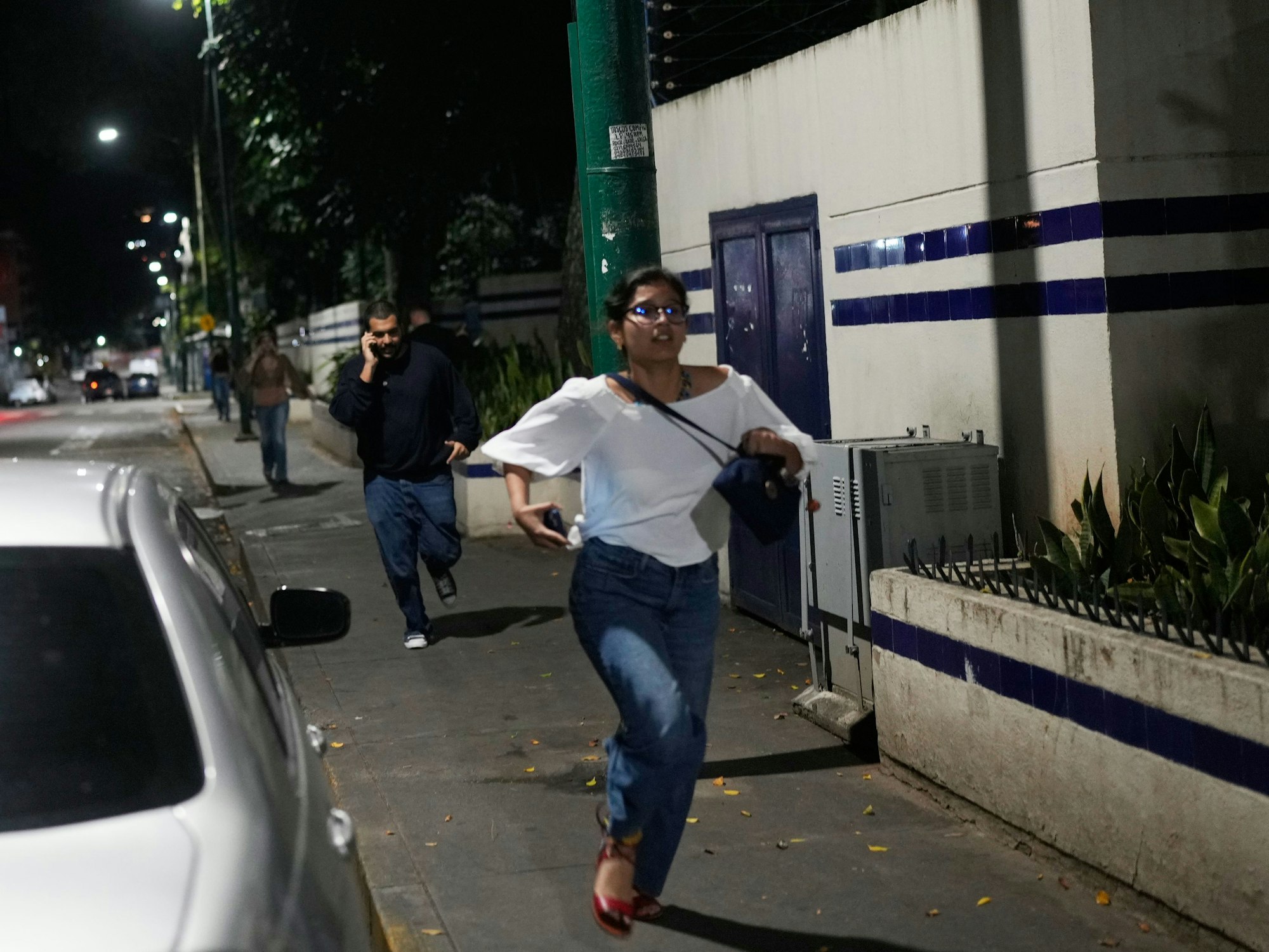 Menschen rannten in Panik durch die Straßen, nachdem Explosionen in Caracas zu hören waren.