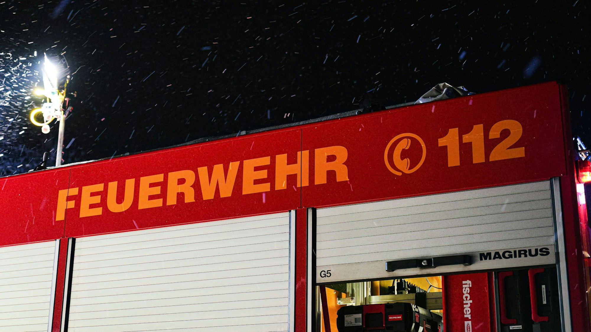Feuerwehrauto in der Nacht bei Schnee