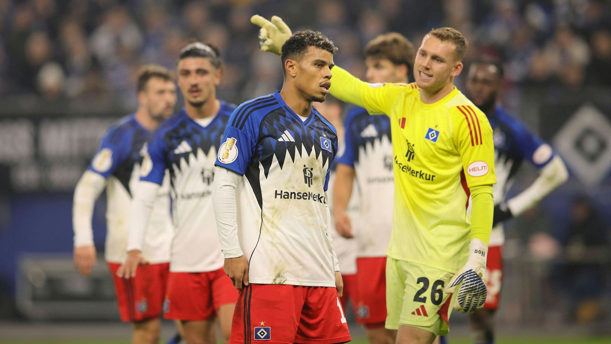 Torhüter Daniel Peretz (r.) gibt Ransford Königsdörffer Anweisungen auf dem Platz.