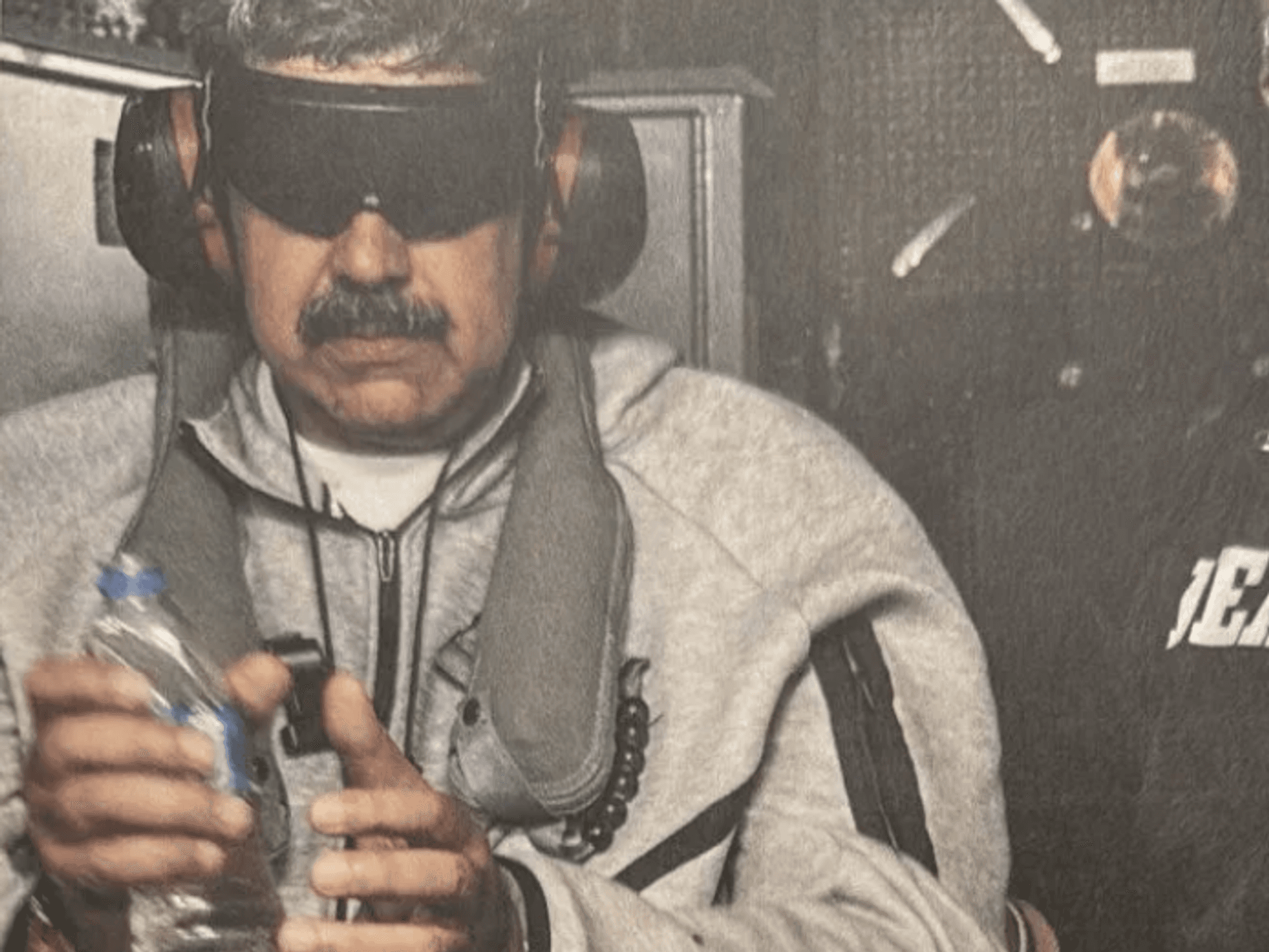 Der gefesselte Nicolás Maduro nach der Festnahme durch die US-Army.