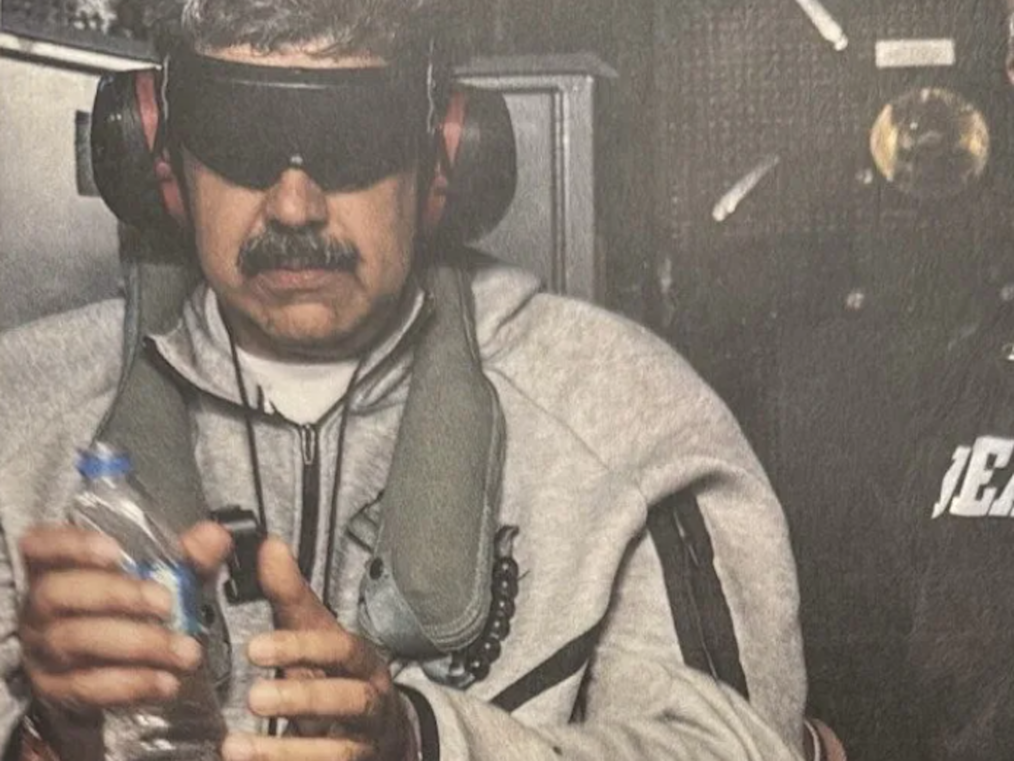 Der gefesselte Nicolás Maduro nach der Festnahme durch die US-Army.