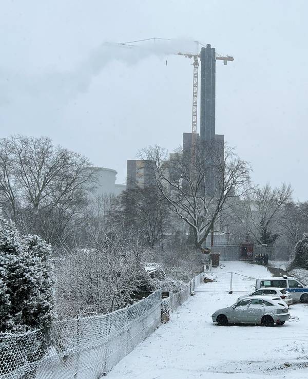 Blick nach Brand auf eine Kabelbrücke. Nach dem Brand einer Kabelbrücke ist im Südwesten Berlins für 50.000 Haushalte und 2.000 Gewerbebetriebe der Strom ausgefallen.