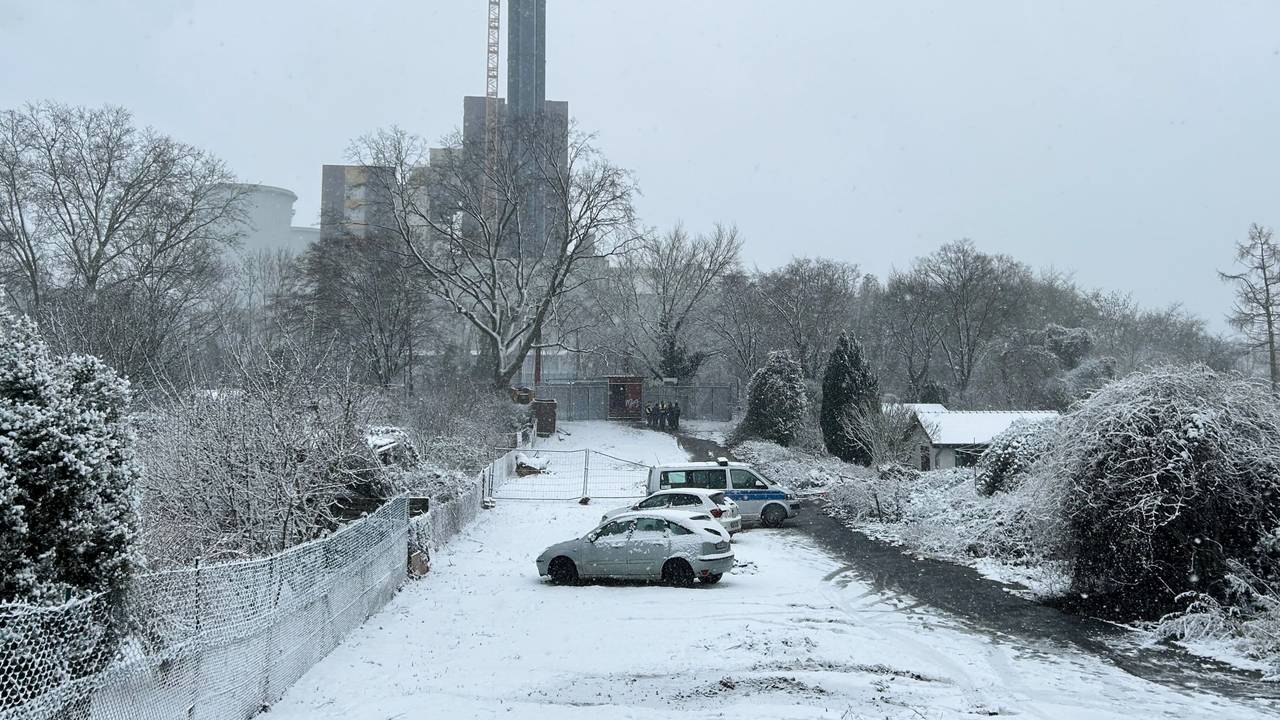 Blick nach Brand auf eine Kabelbrücke. Nach dem Brand einer Kabelbrücke ist im Südwesten Berlins für 50.000 Haushalte und 2.000 Gewerbebetriebe der Strom ausgefallen.