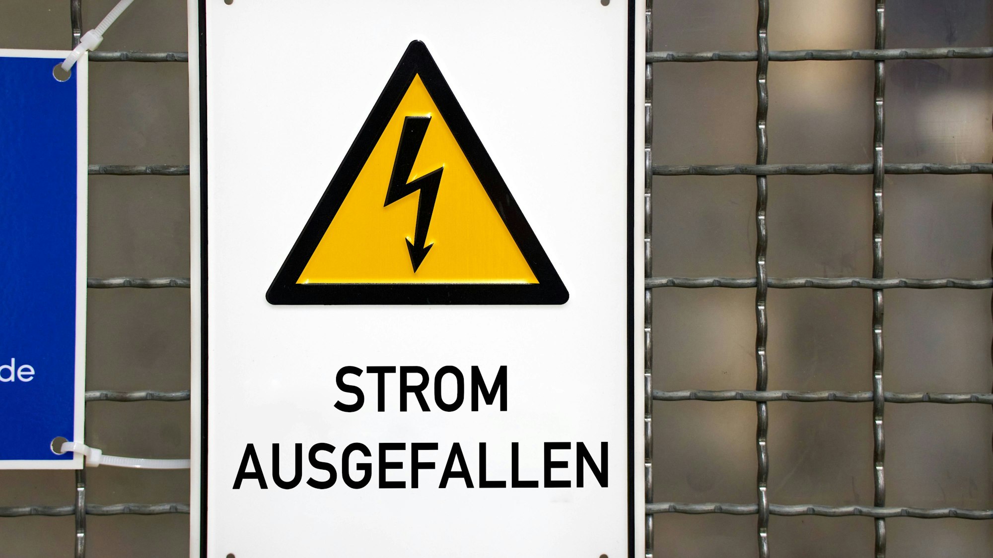Warnschild zeigt Stromausfall-Symbol und Text