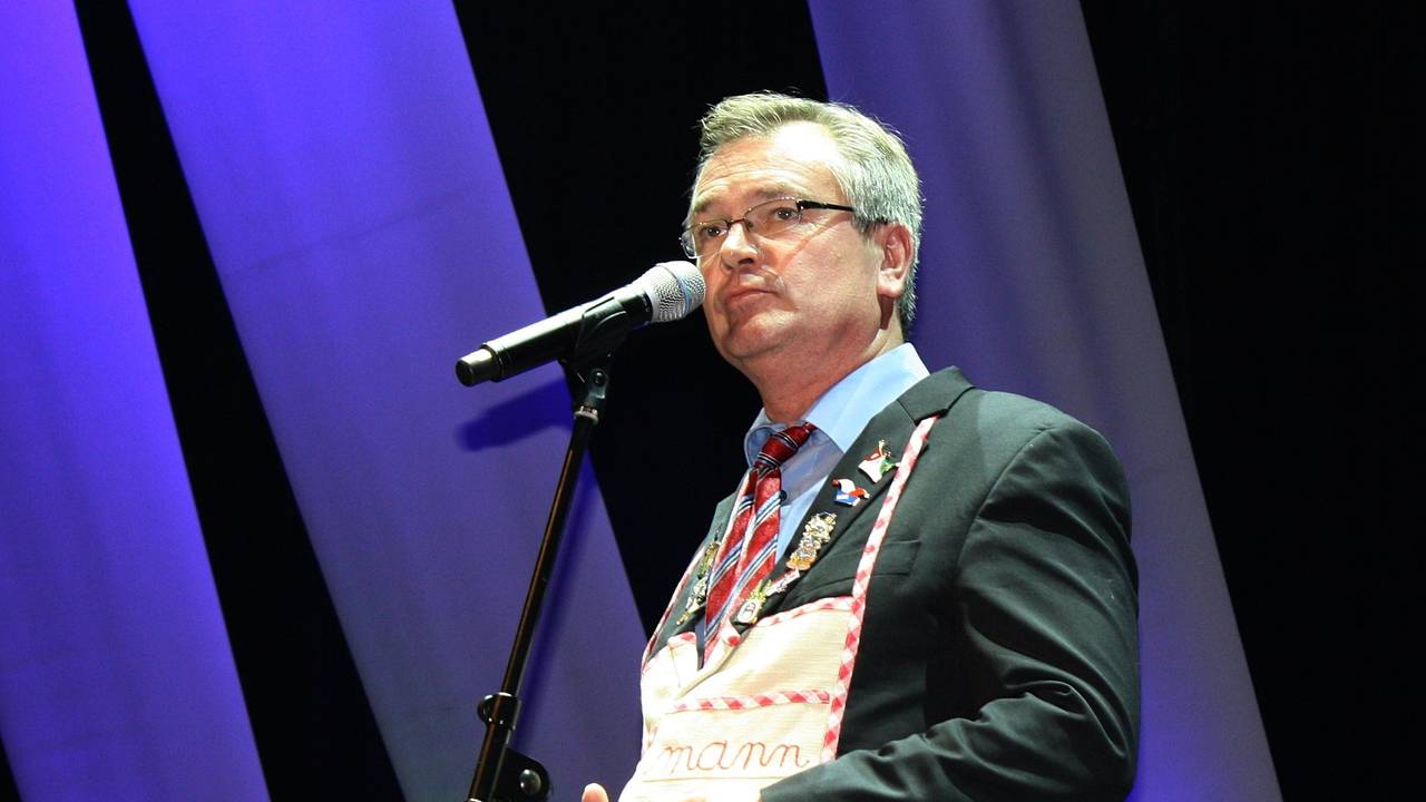 Jürgen Beckers als Büttenredner „Ne Hausmann“.