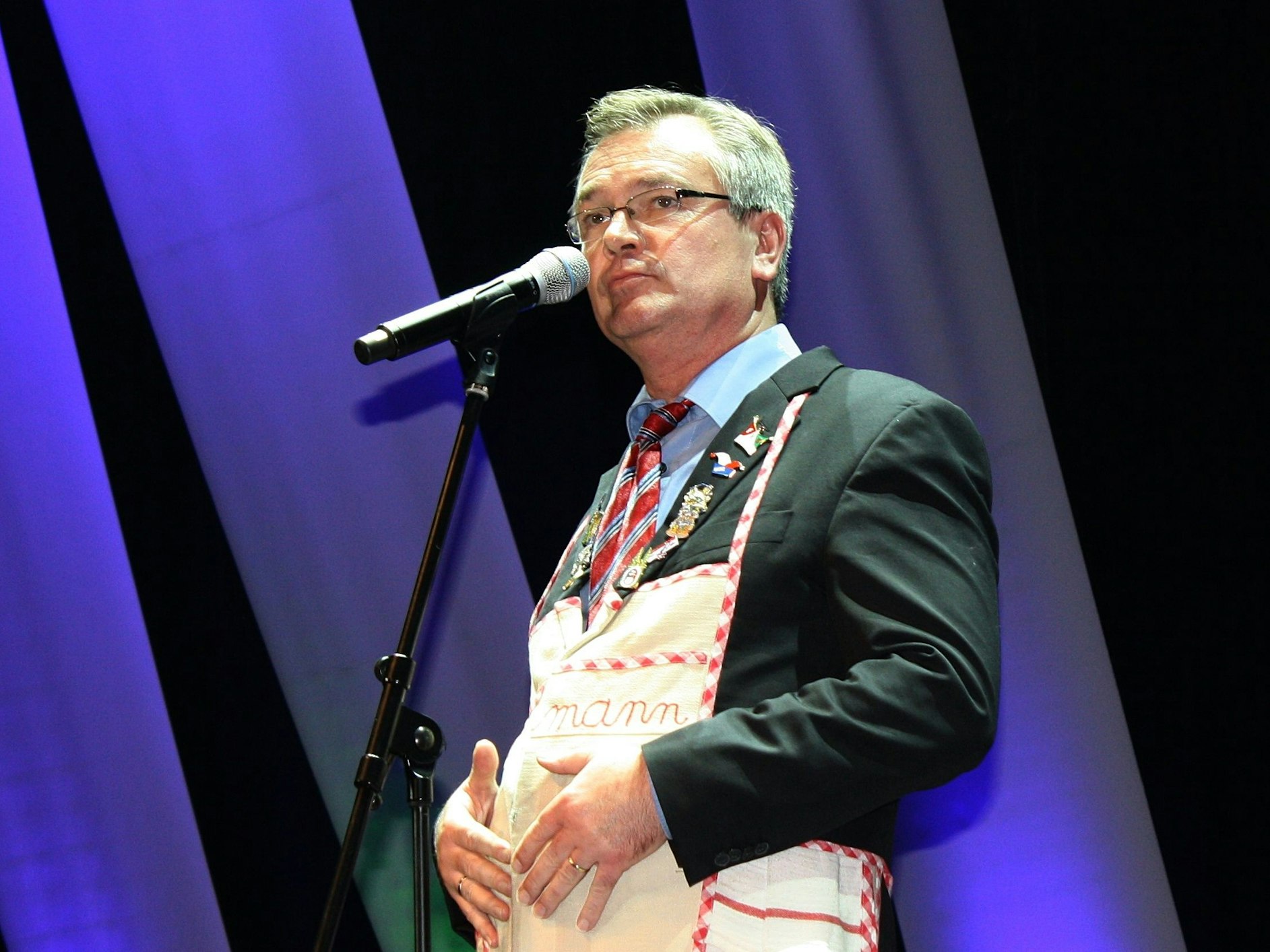 Jürgen Beckers als Büttenredner „Ne Hausmann“.