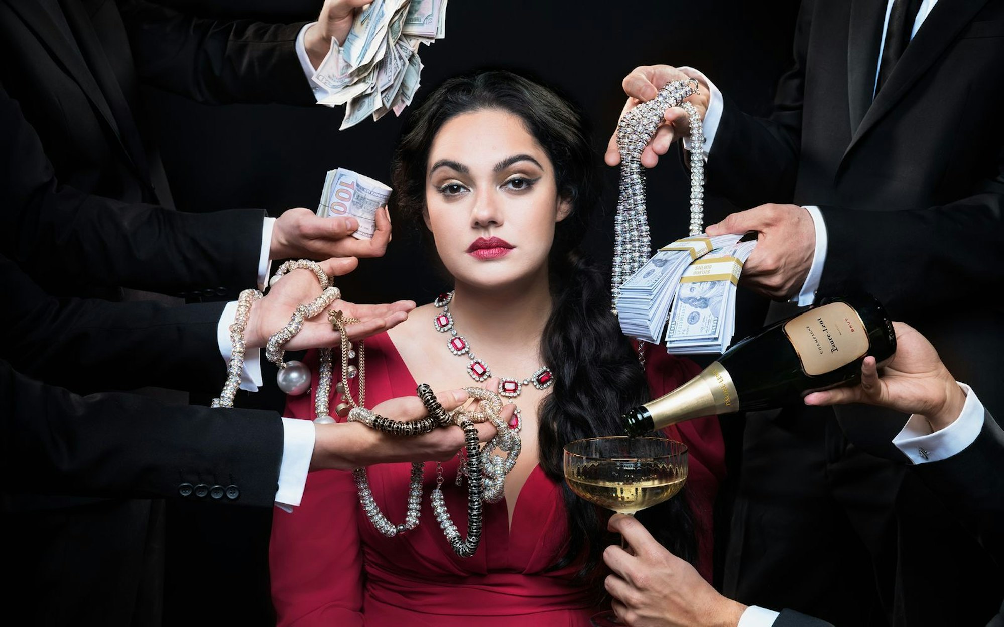 Ruja Ignatova (Nilam Farooq), oft als Krypto-Queen bezeichnet, verschwand 2017 spurlos und steht heute auf der Fahndungsliste des FBI. (Bild: ZDF und Mathias Bothor/Serviceplan)