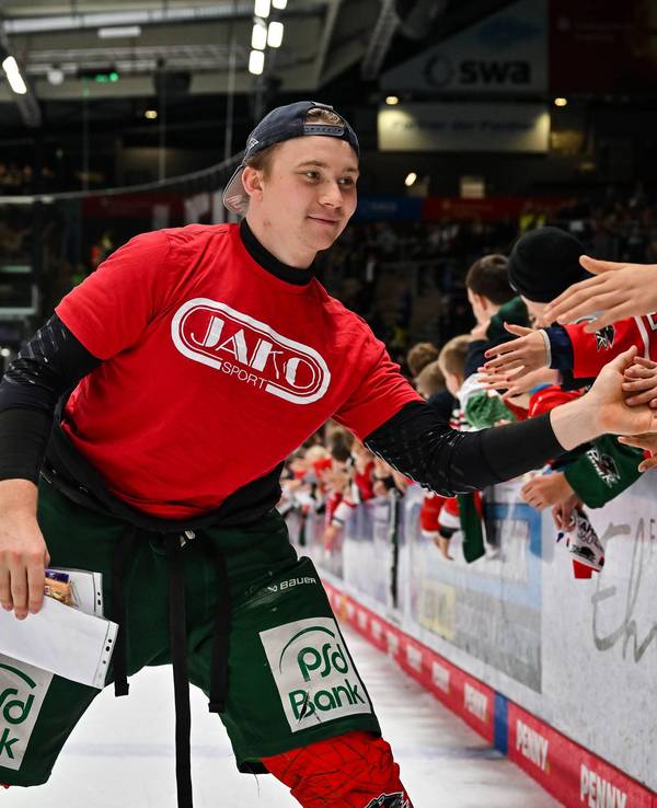 Florian Elias klatscht mit Fans ab.
