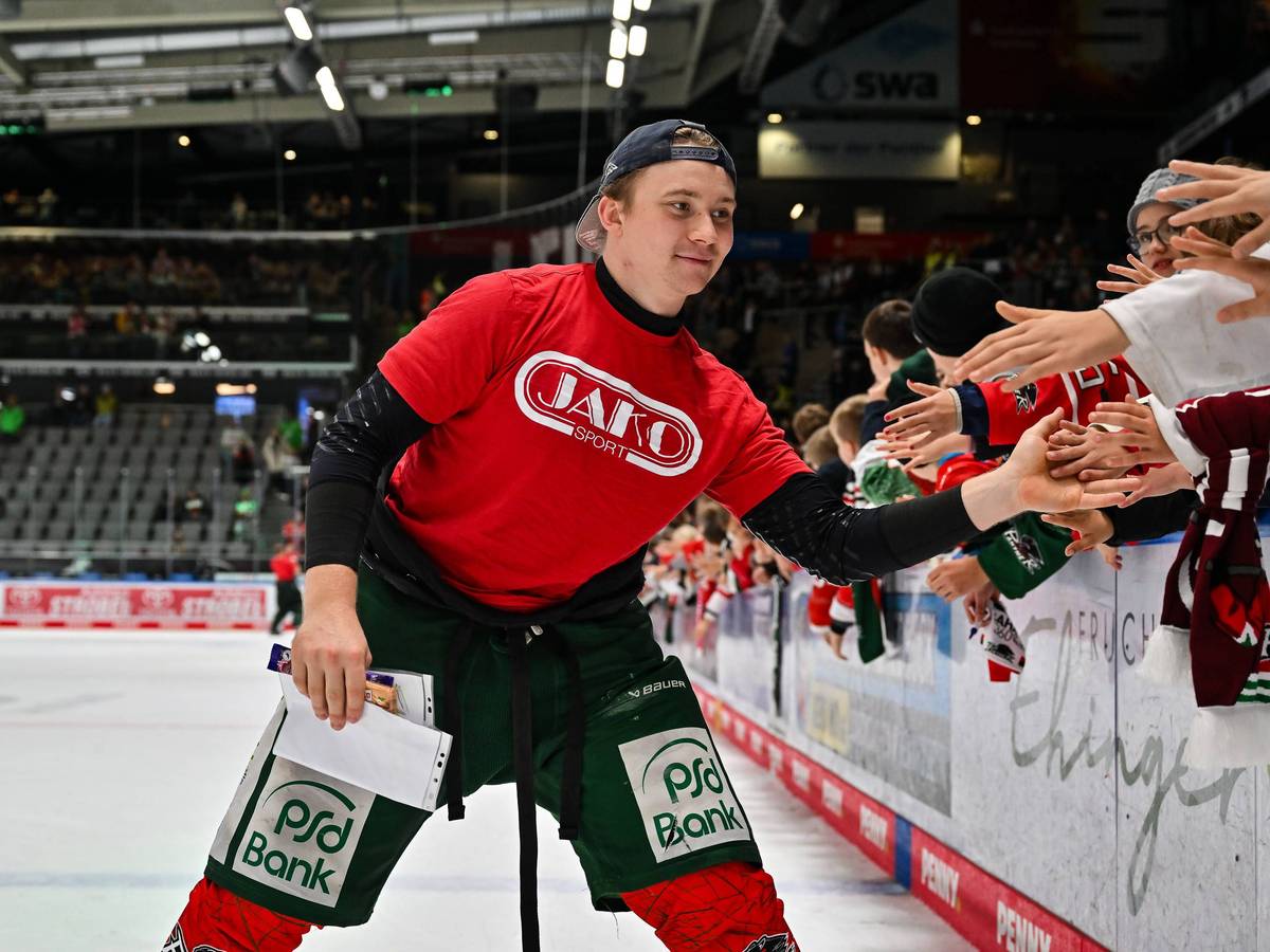 Florian Elias klatscht mit Fans ab.