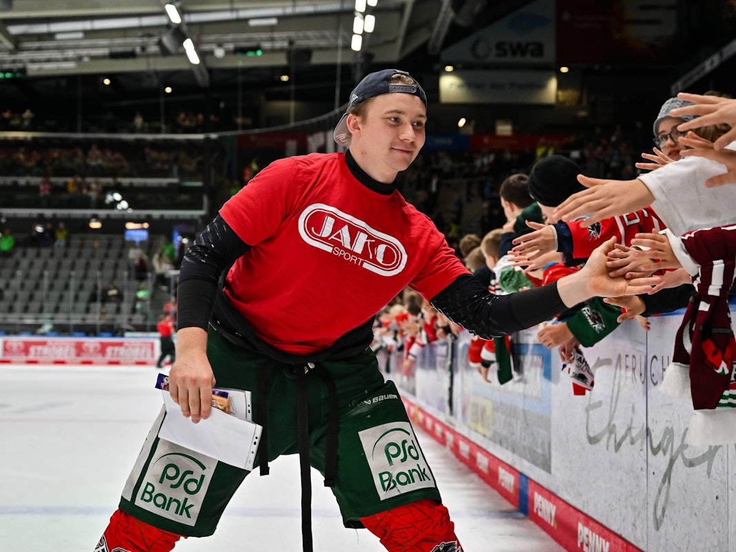 Florian Elias klatscht mit Fans ab.