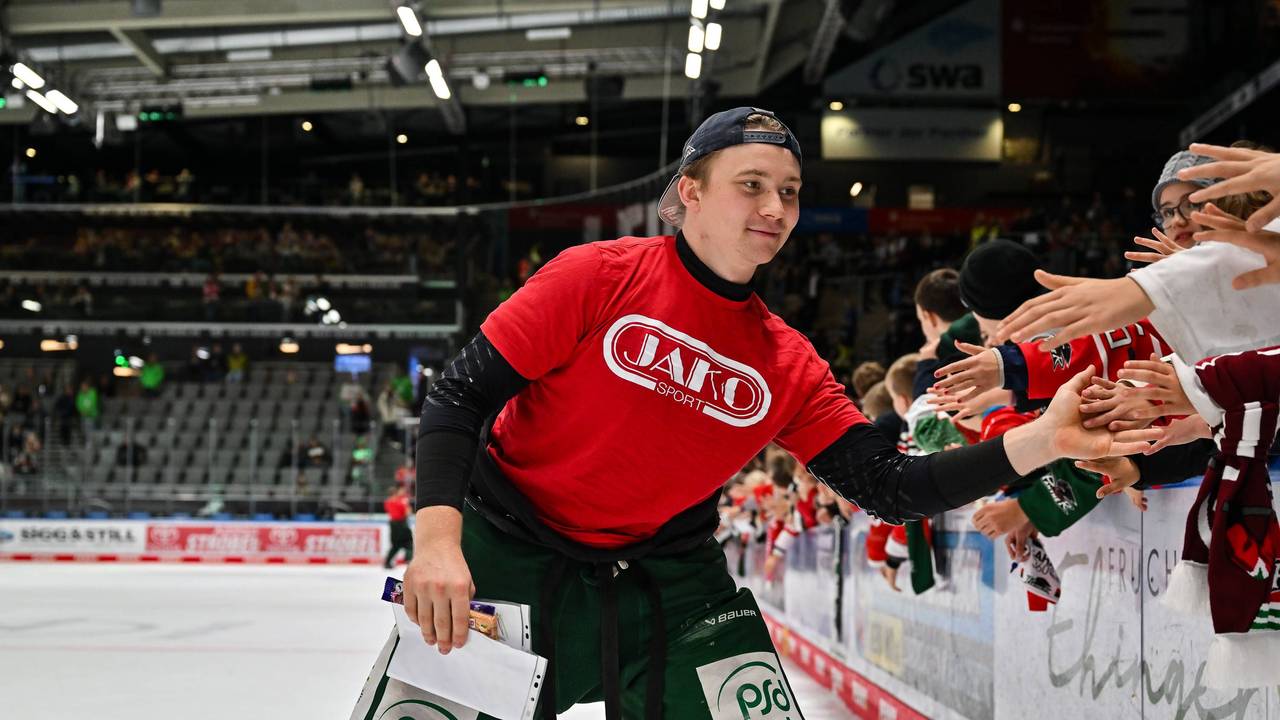 Florian Elias klatscht mit Fans ab.