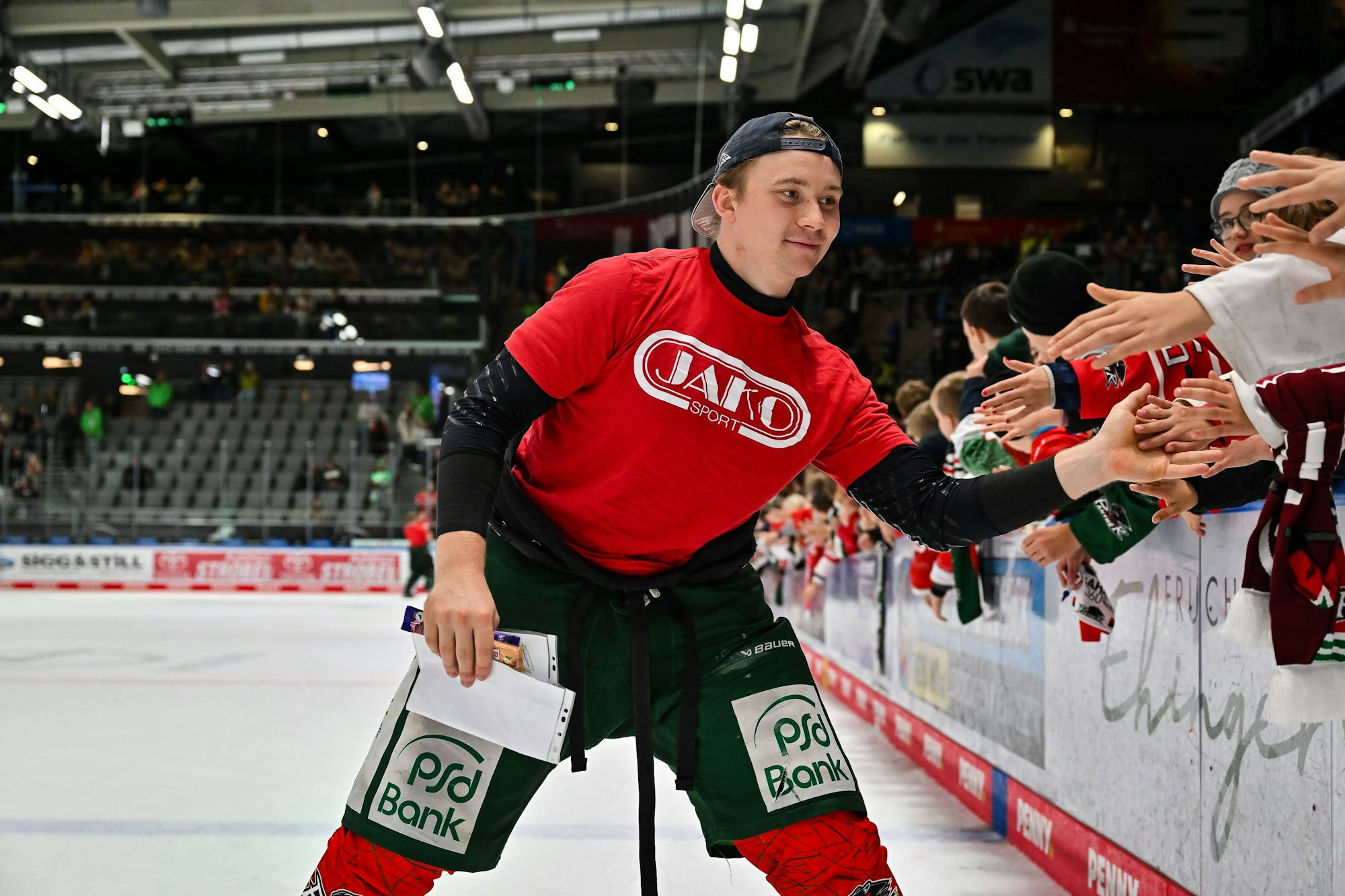 Florian Elias klatscht mit Fans ab.