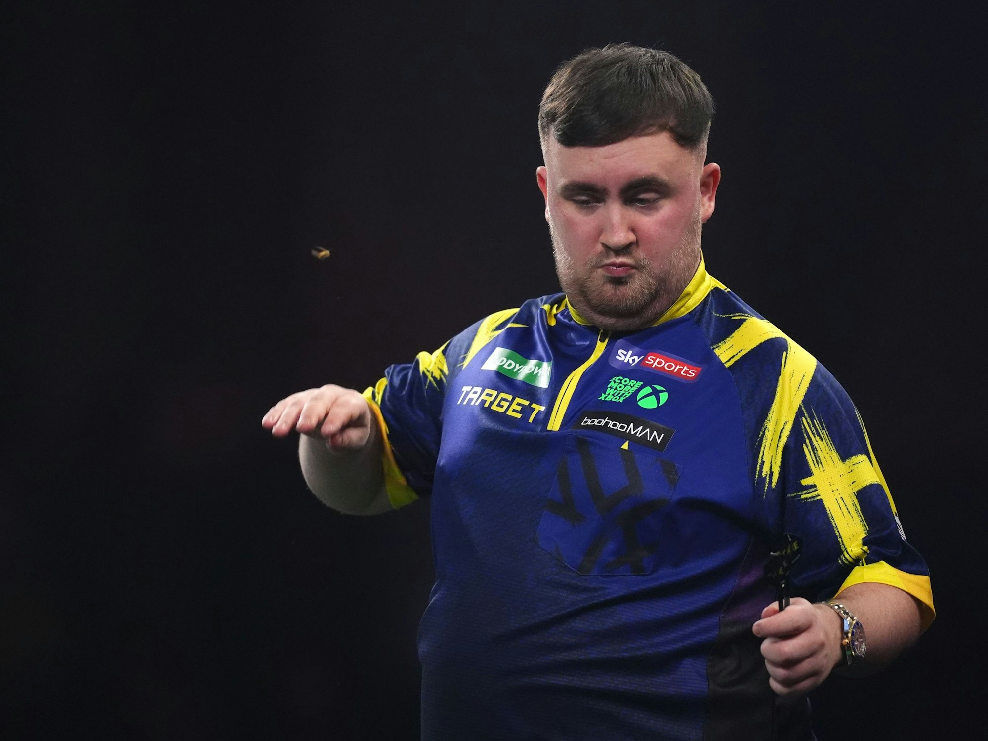 Luke Littler wird während des Spiels gegen Gian van Veen im Finale der Paddy Power World Darts Championship im Alexandra Palace, London, von einer Wespe gestört.