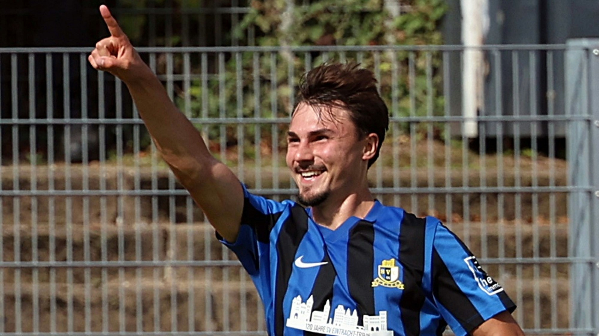 Mateo Biondic jubelt nach einem Treffer mit erhobenem Zeigefinger.